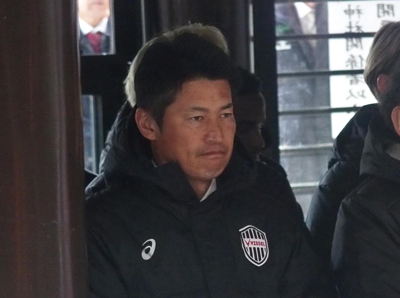 必勝祈願に参加した神戸の吉田孝行監督（撮影・永田淳）