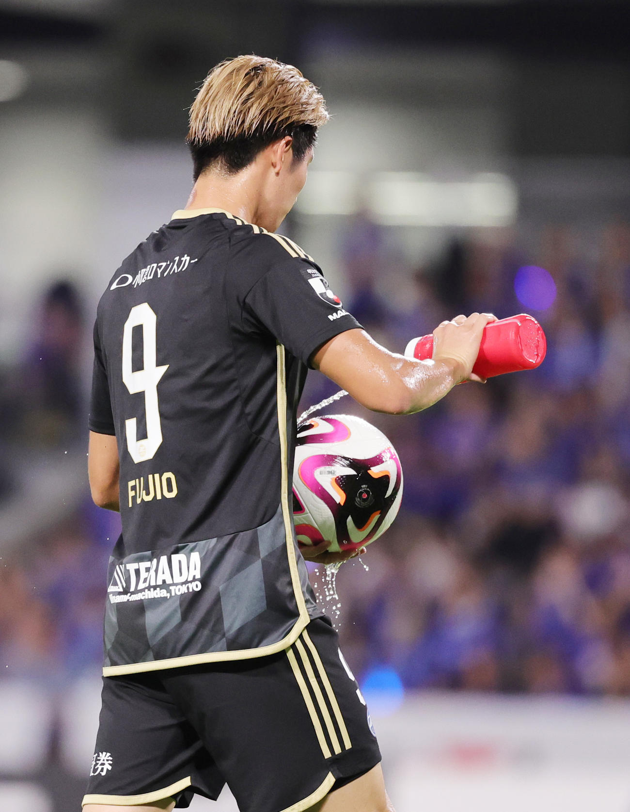 24年8月17日、磐田戦でPKを蹴る前にボールに水をかける町田藤尾翔太
