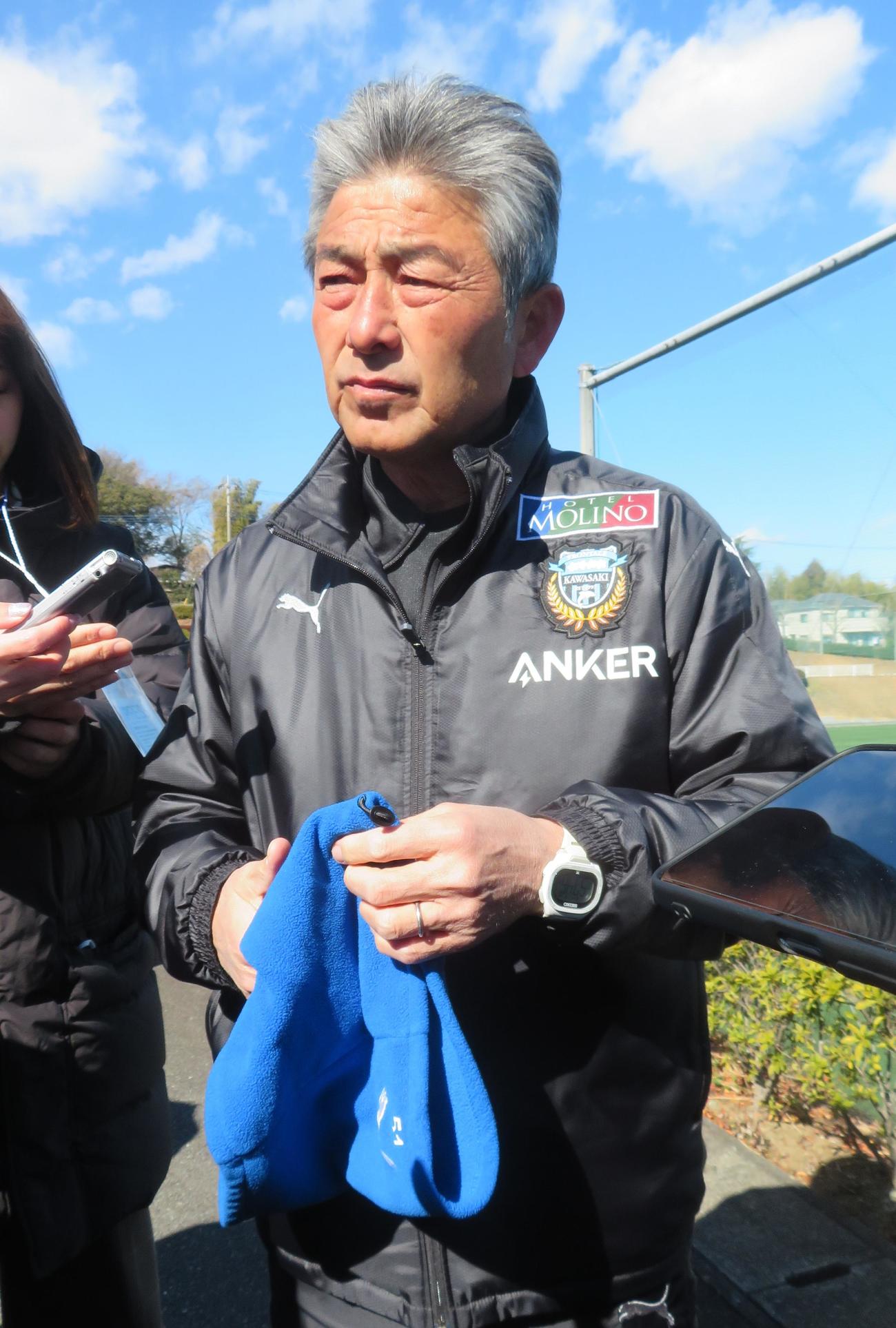 シーズン開幕に向けて調整した川崎フロンターレの長谷部茂利監督（撮影・佐藤成）