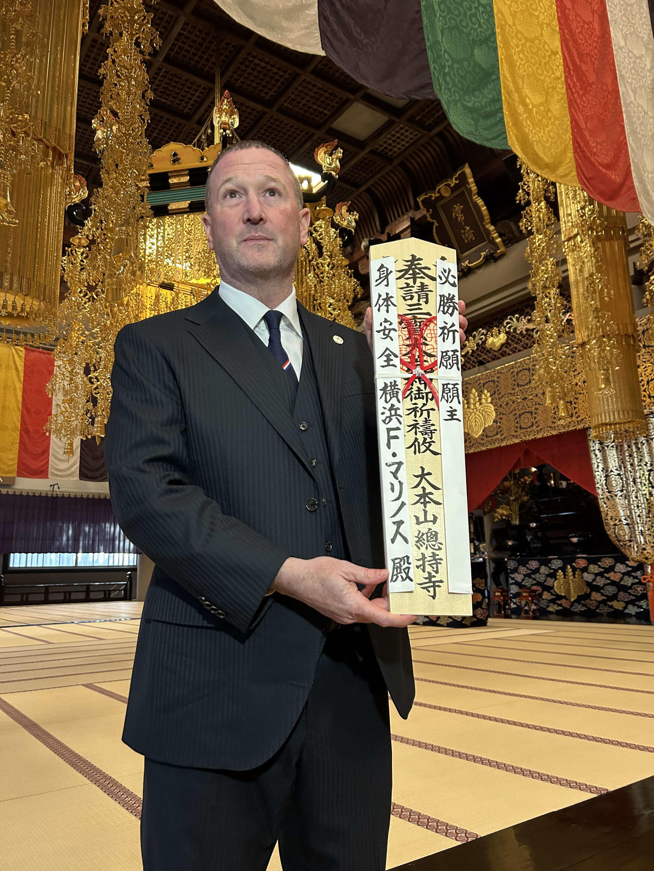 人生初の必勝祈願に臨み、お札を手にする横浜ホーランド監督