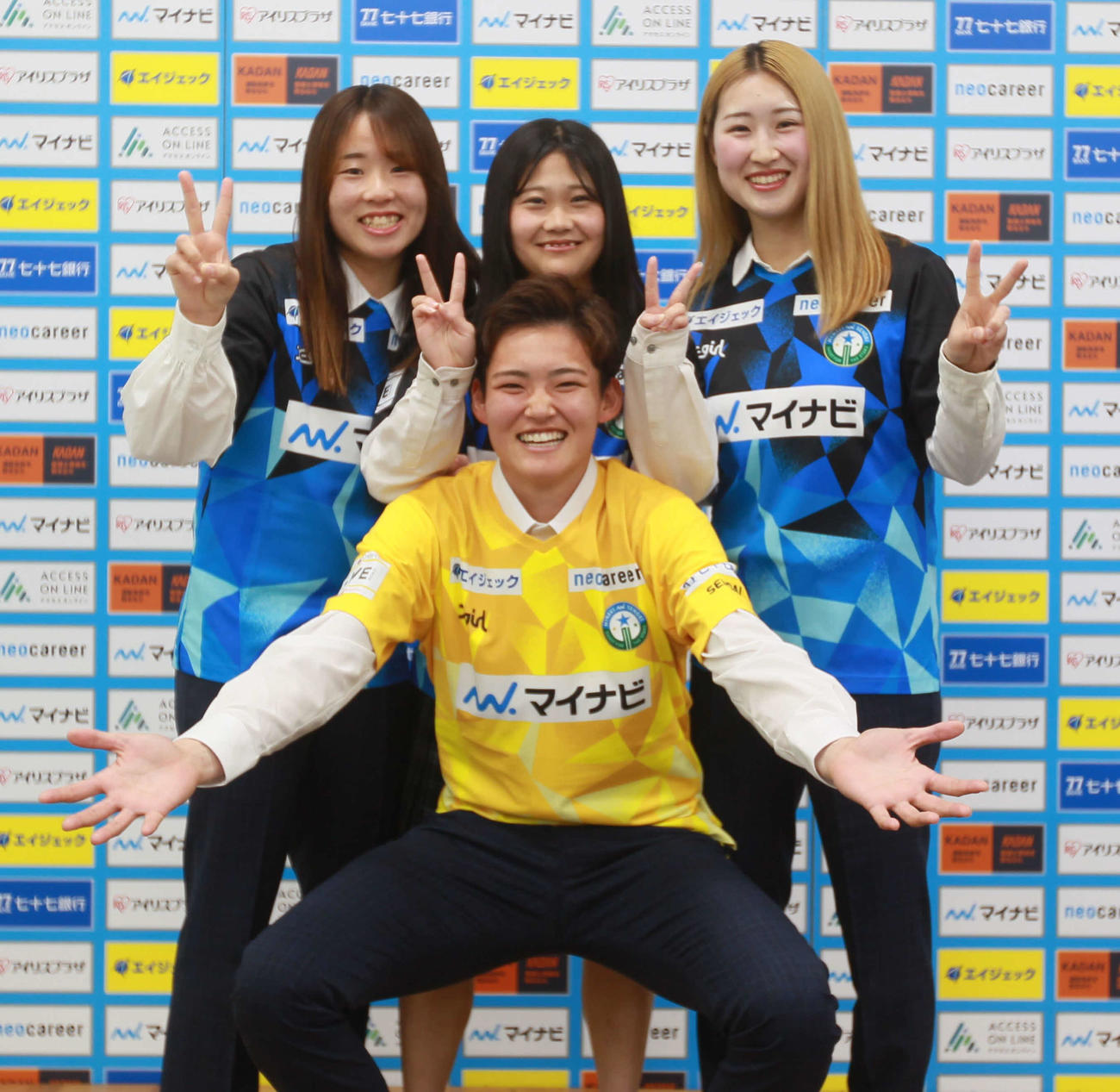 マイナビ仙台に新入団するGK横堀（手前）、後列左からMF江崎、MF佐藤に、MF大西（撮影・高橋香奈）