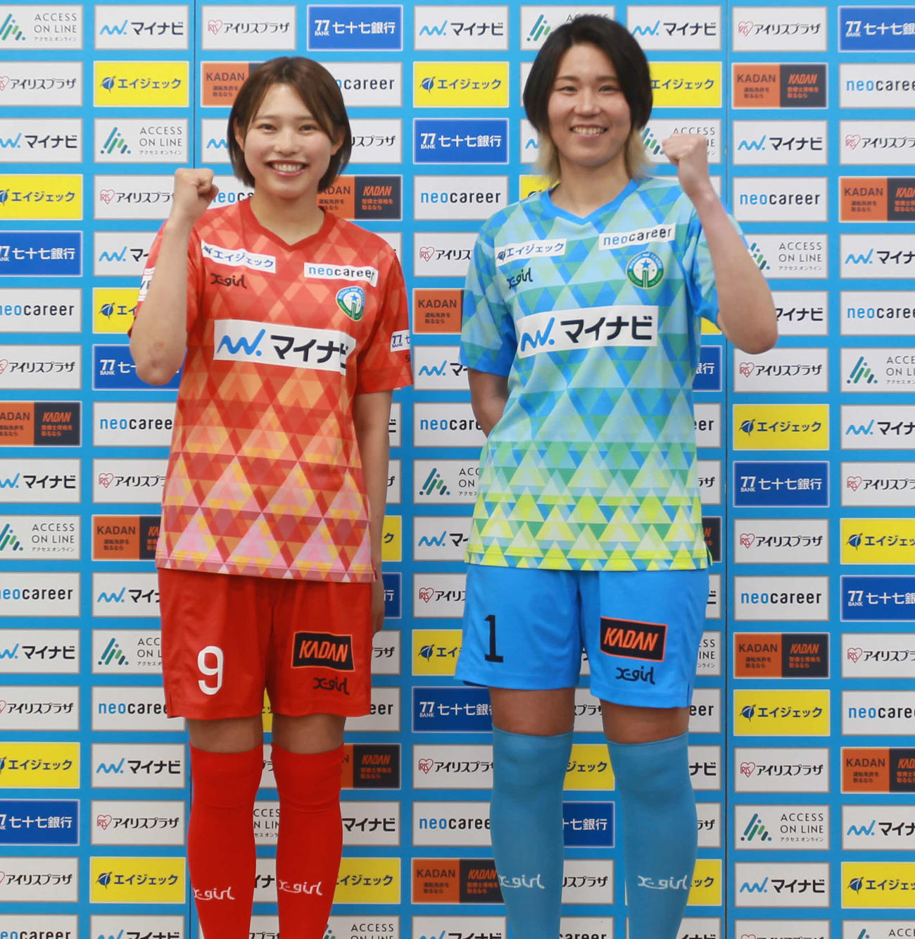 復興応援ユニフォームを着用したマイナビ仙台・FW広沢（左）とGK斉藤（撮影・高橋香奈）
