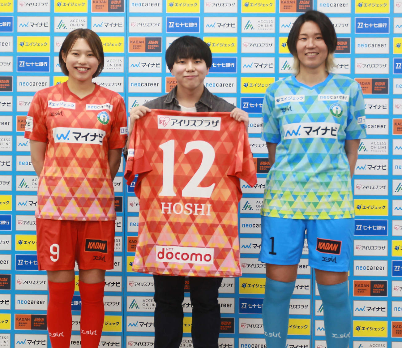 復興応援ユニフォームを着用したマイナビ仙台・FW広沢（左）、GK斉藤（右）とデザインした日本デザイナー芸術学院・星さん（中央）（撮影・高橋香奈）