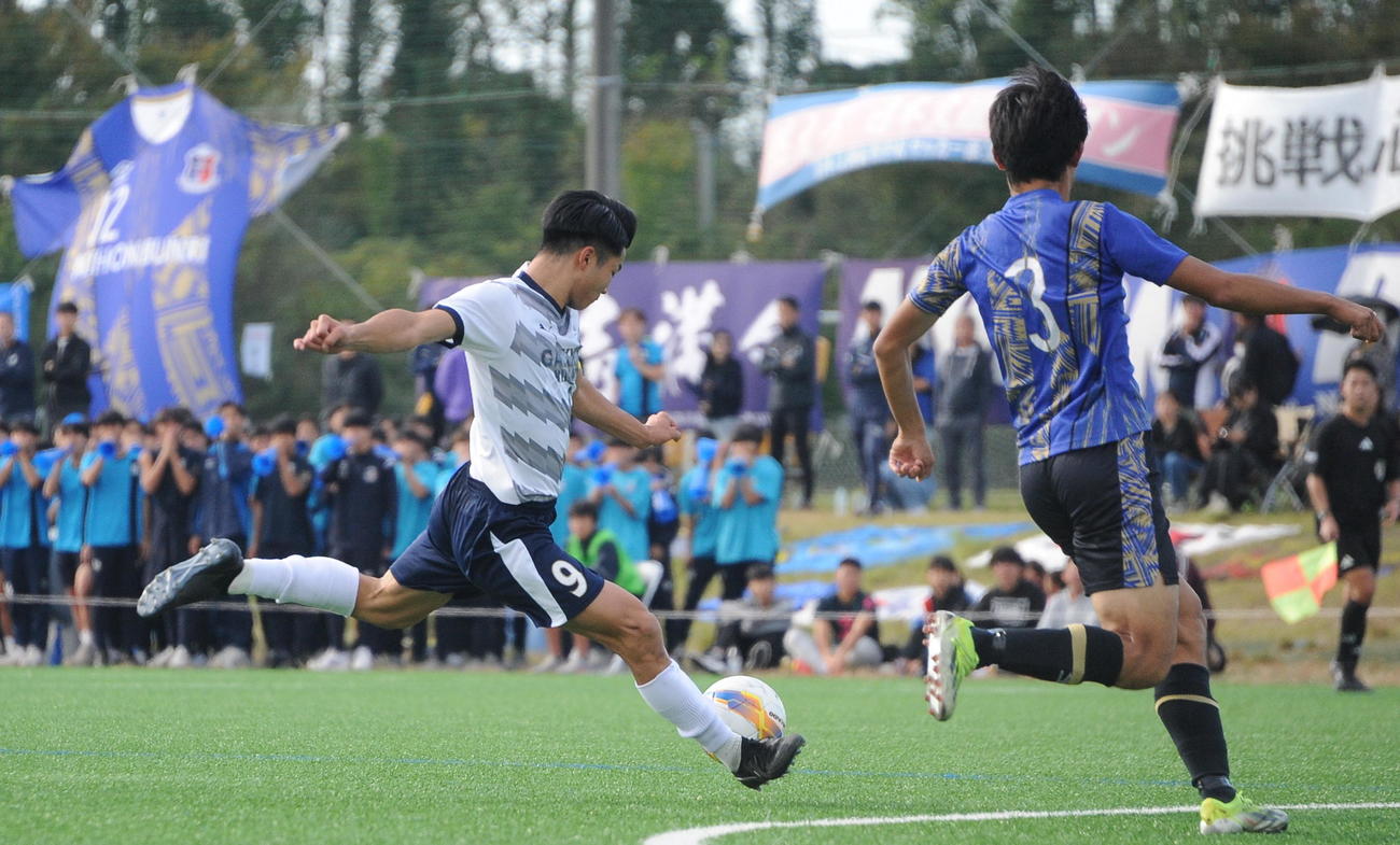 24年10月、全国選手権新潟県大会の準々決勝で先制点を決める東京学館新潟・長谷川（左）