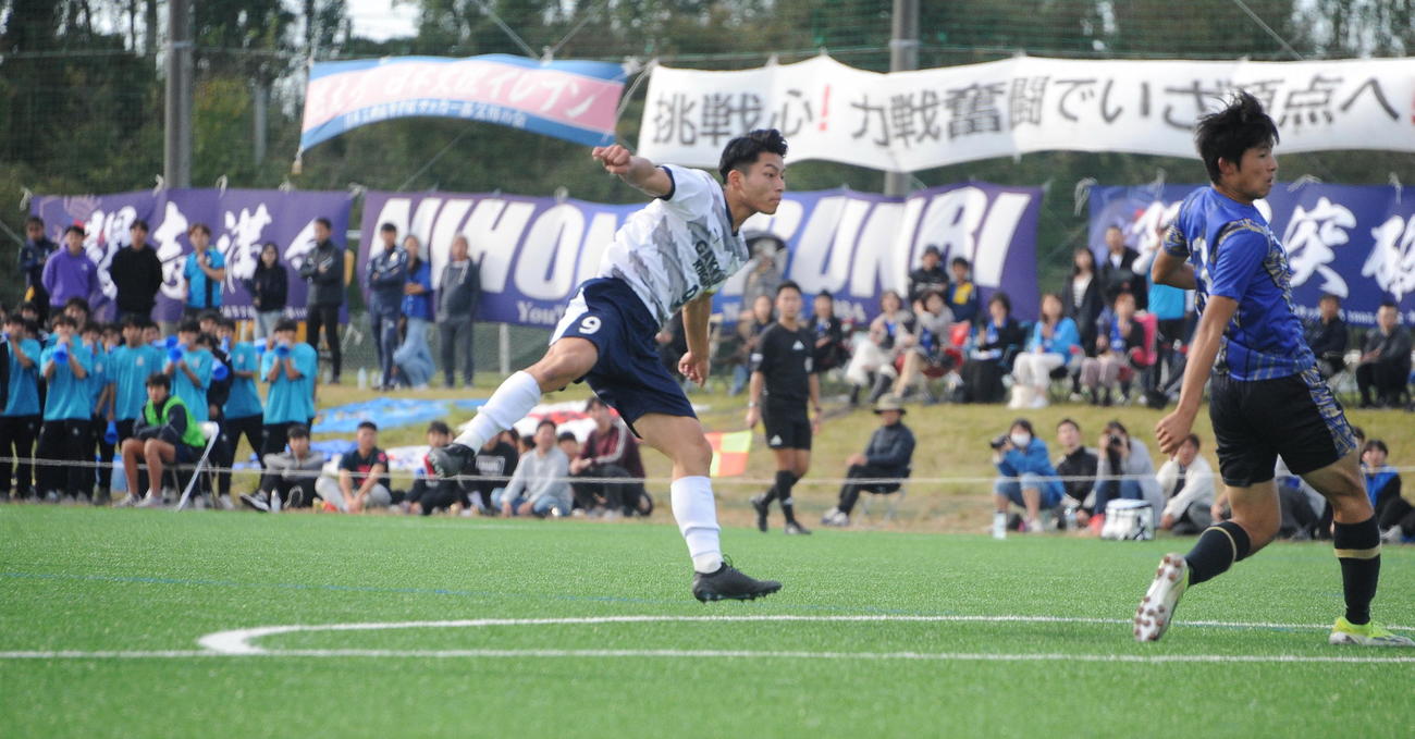 24年10月、全国選手権新潟県大会の準々決勝で先制点を決める東京学館新潟・長谷川（左）