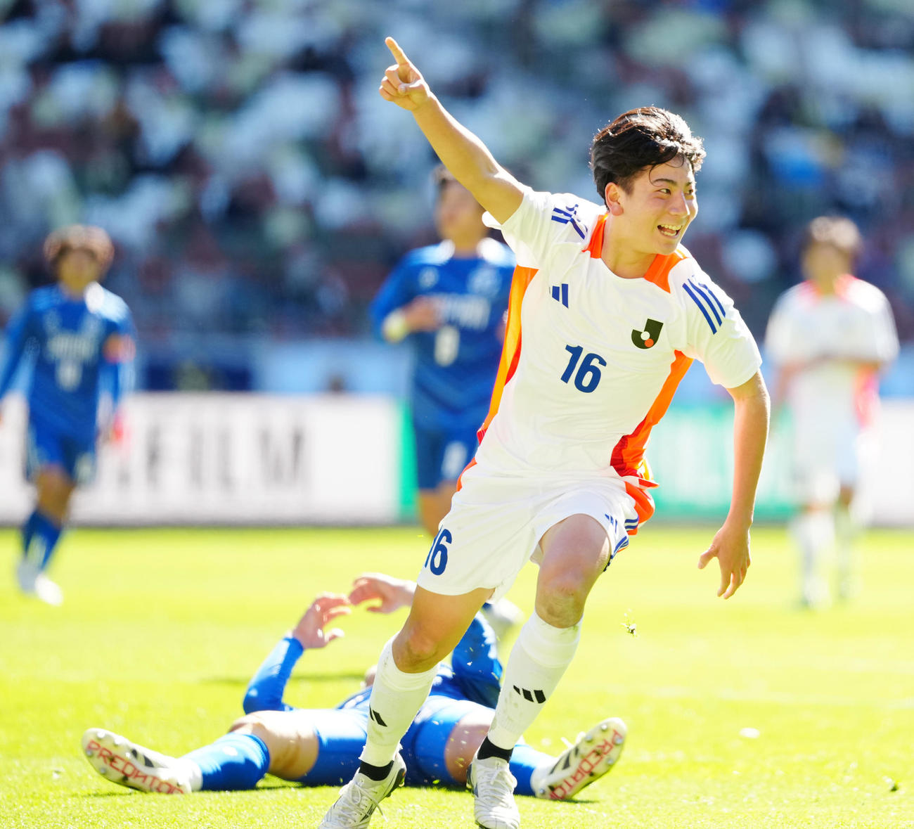 U－18Jリーグ選抜対日本高校サッカー選抜　後半、ゴールを決め歓喜するU－18Jリーグ選抜の長南（撮影・江口和貴）