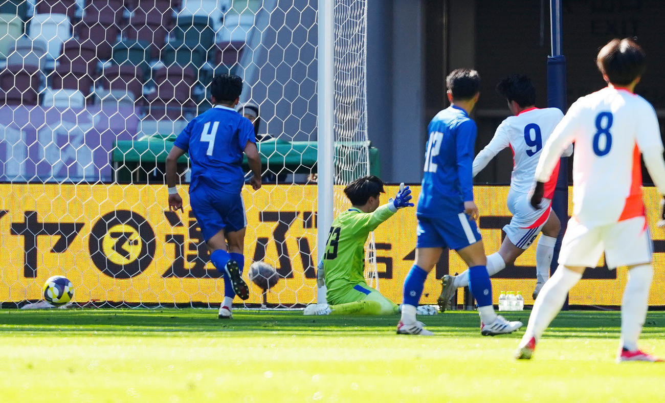 U－18Jリーグ選抜対日本高校サッカー選抜　前半、ゴールを決めるU－18Jリーグ選抜の大西（左から4人目）（撮影・江口和貴）