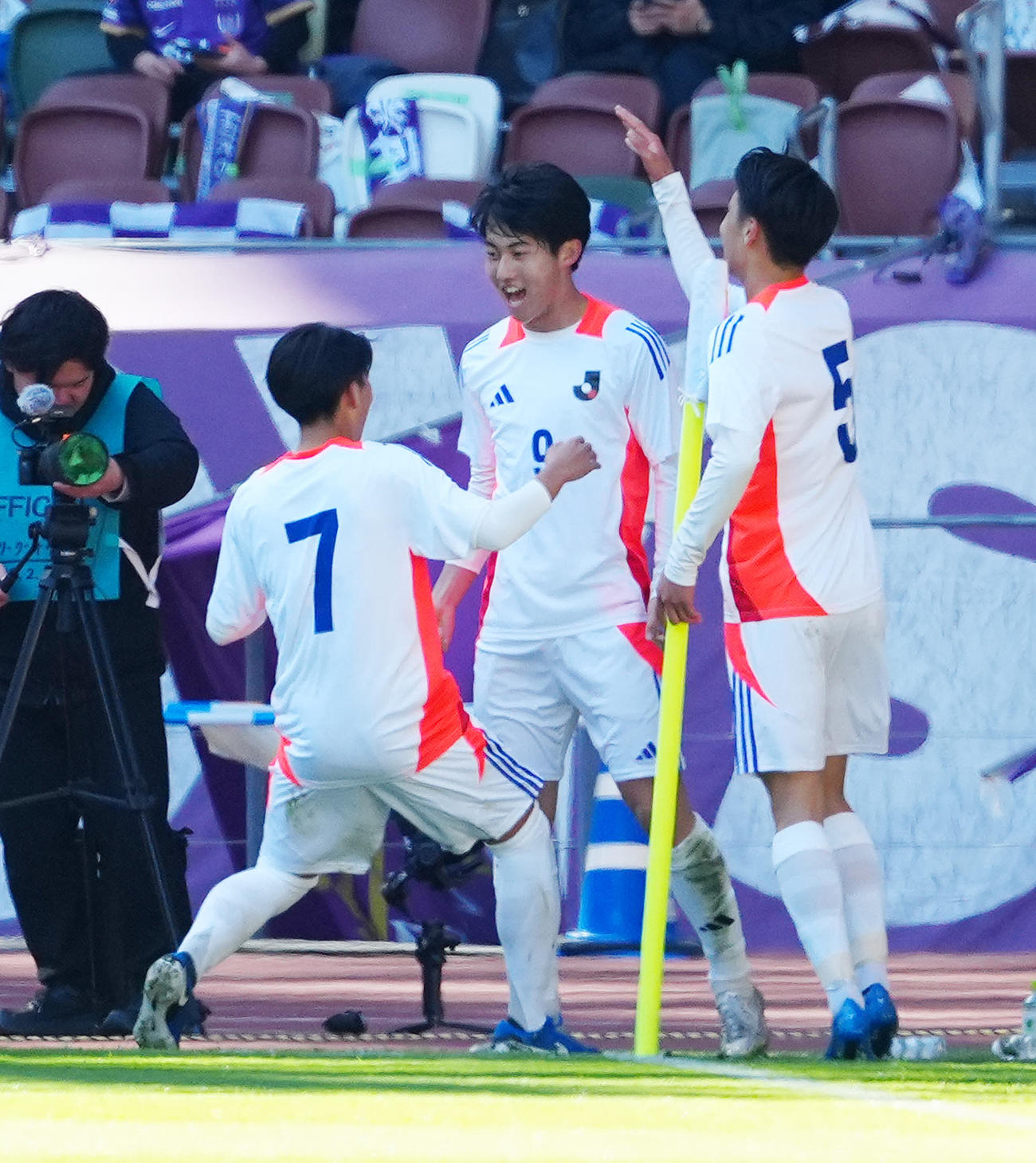 U－18Jリーグ選抜対日本高校サッカー選抜　前半、ゴールを決めたU－18Jリーグ選抜の大西（中央）（撮影・江口和貴）
