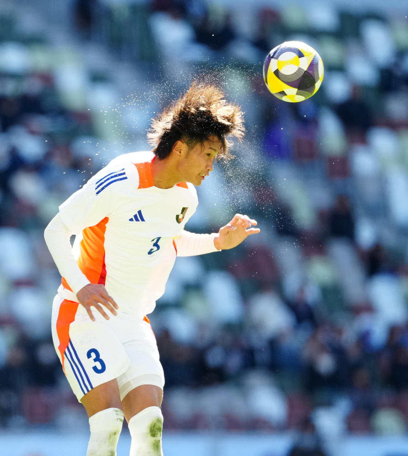U－18Jリーグ選抜対日本高校サッカー選抜　前半、ヘディングするU－18Jリーグ選抜の大川（撮影・江口和貴）
