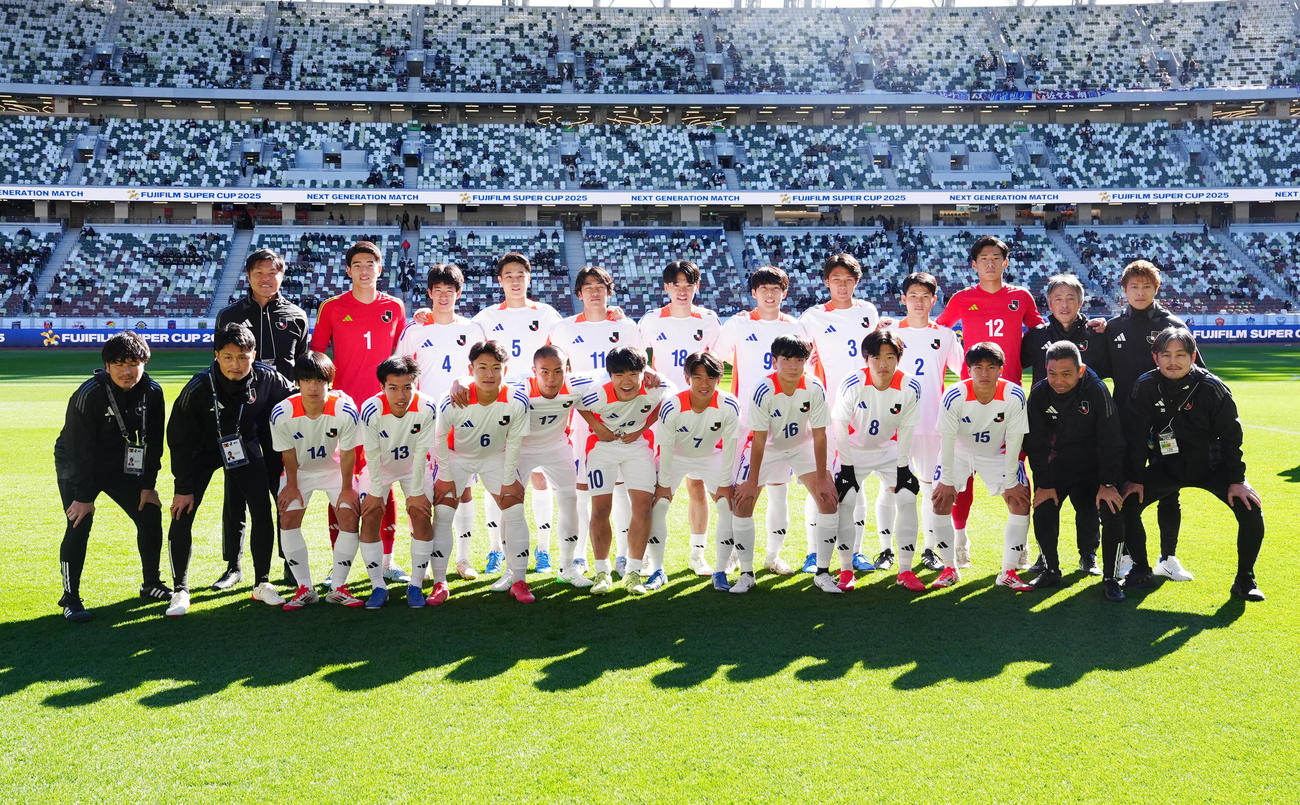 U－18Jリーグ選抜対日本高校サッカー選抜　試合前、写真に納まるU－18Jリーグ選抜の選手たち（撮影・江口和貴）