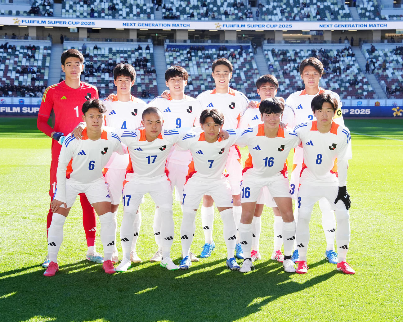 U－18Jリーグ選抜対日本高校サッカー選抜　試合前、写真に納まるU－18Jリーグ選抜の選手たち（撮影・江口和貴）