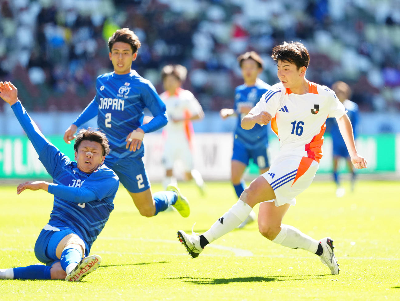 U－18Jリーグ選抜対日本高校サッカー選抜　後半、左足でゴールを決めるU－18Jリーグ選抜の長南（撮影・江口和貴）