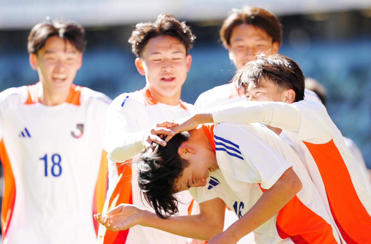 U－18Jリーグ選抜対日本高校サッカー選抜　後半、ゴールを決め祝福されるU－18Jリーグ選抜の長南（手前）（撮影・江口和貴）
