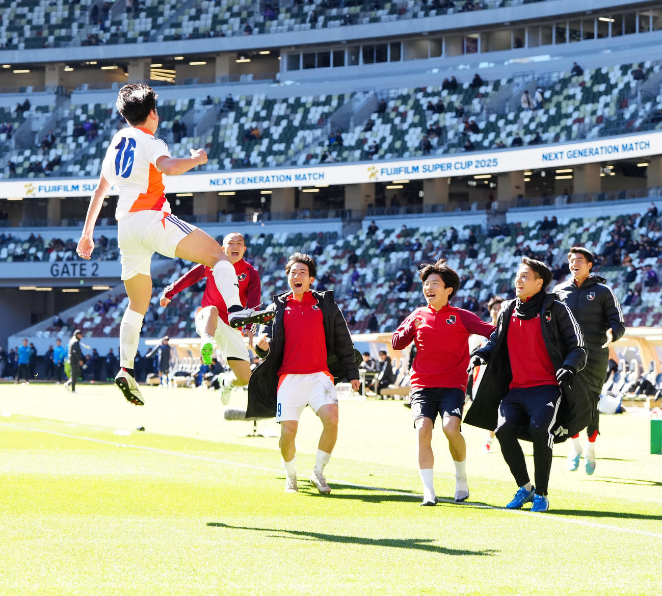 U－18Jリーグ選抜対日本高校サッカー選抜　後半、ゴールを決め歓喜のジャンプを見せるU－18Jリーグ選抜の長南（左端）（撮影・江口和貴）