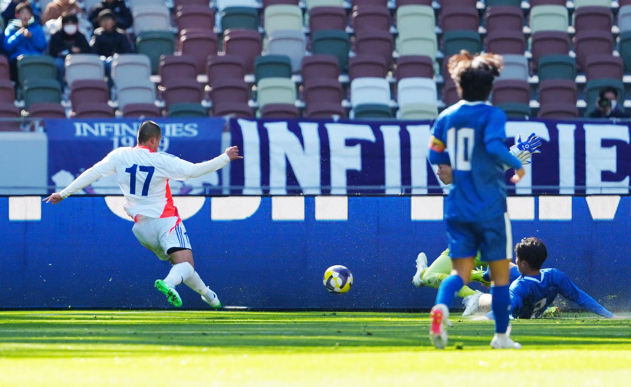 U－18Jリーグ選抜対日本高校サッカー選抜　前半、先制ゴールを決めるU－18Jリーグ選抜の吉田（左）（撮影・江口和貴）