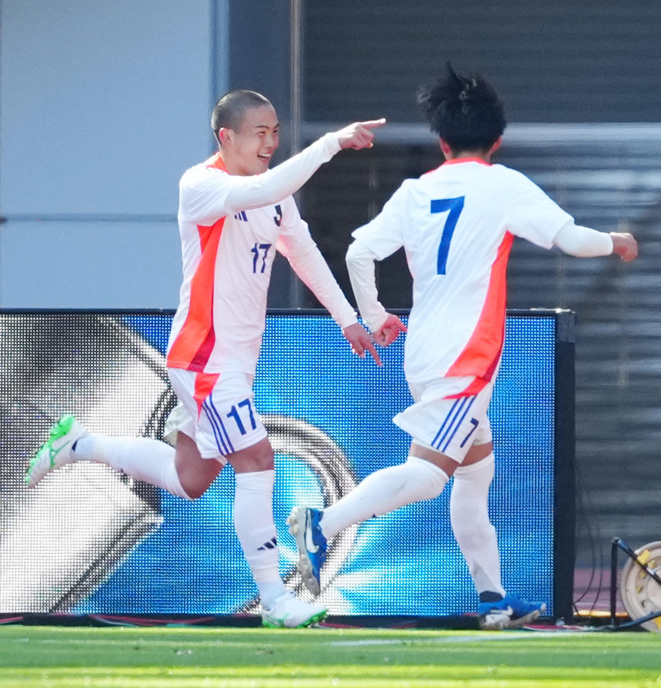 U－18Jリーグ選抜対日本高校サッカー選抜　前半、先制ゴールを決め喜ぶU－18Jリーグ選抜の吉田（左）（撮影・江口和貴）