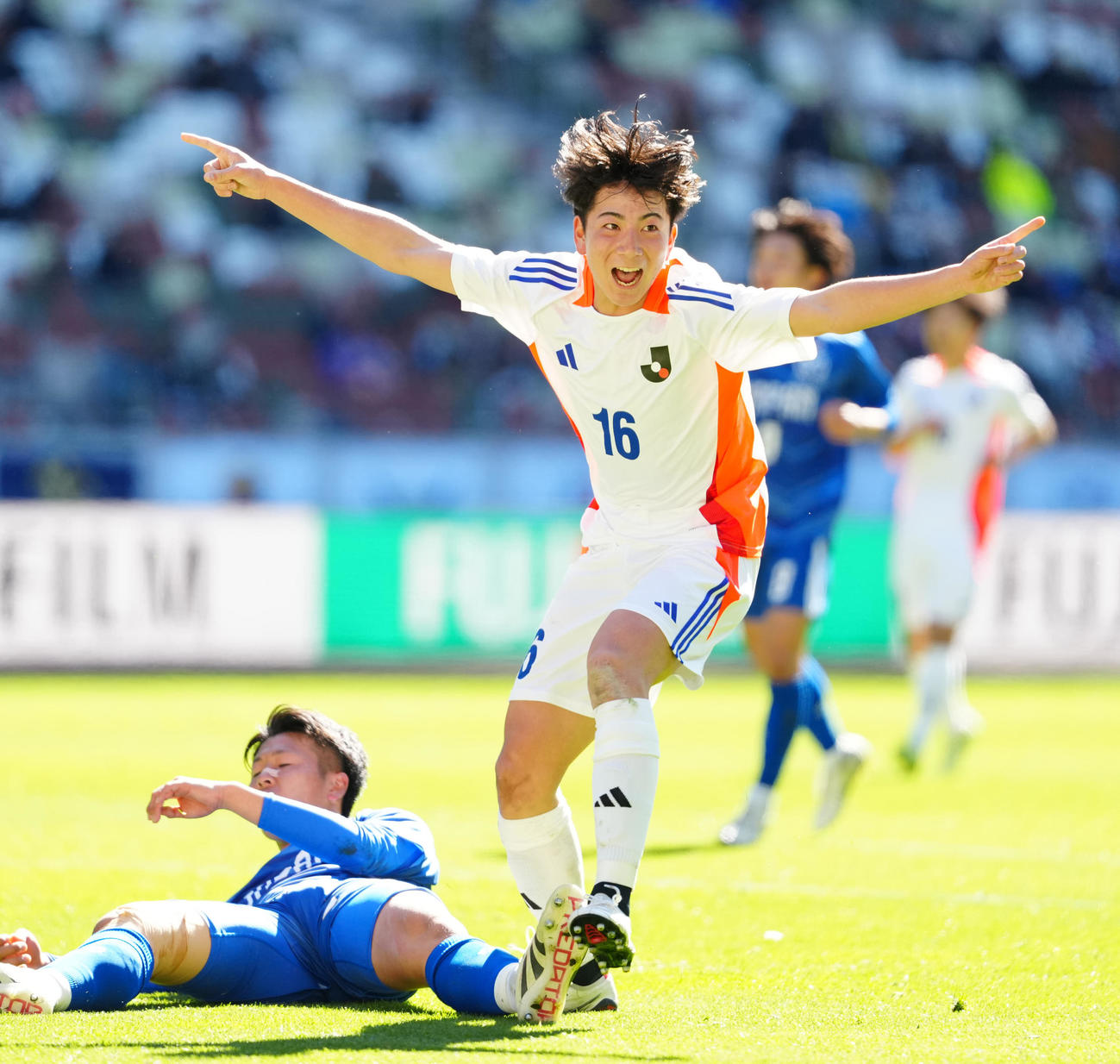 U－18Jリーグ選抜対日本高校サッカー選抜　後半、ゴールを決め歓喜するU－18Jリーグ選抜の長南（撮影・江口和貴）