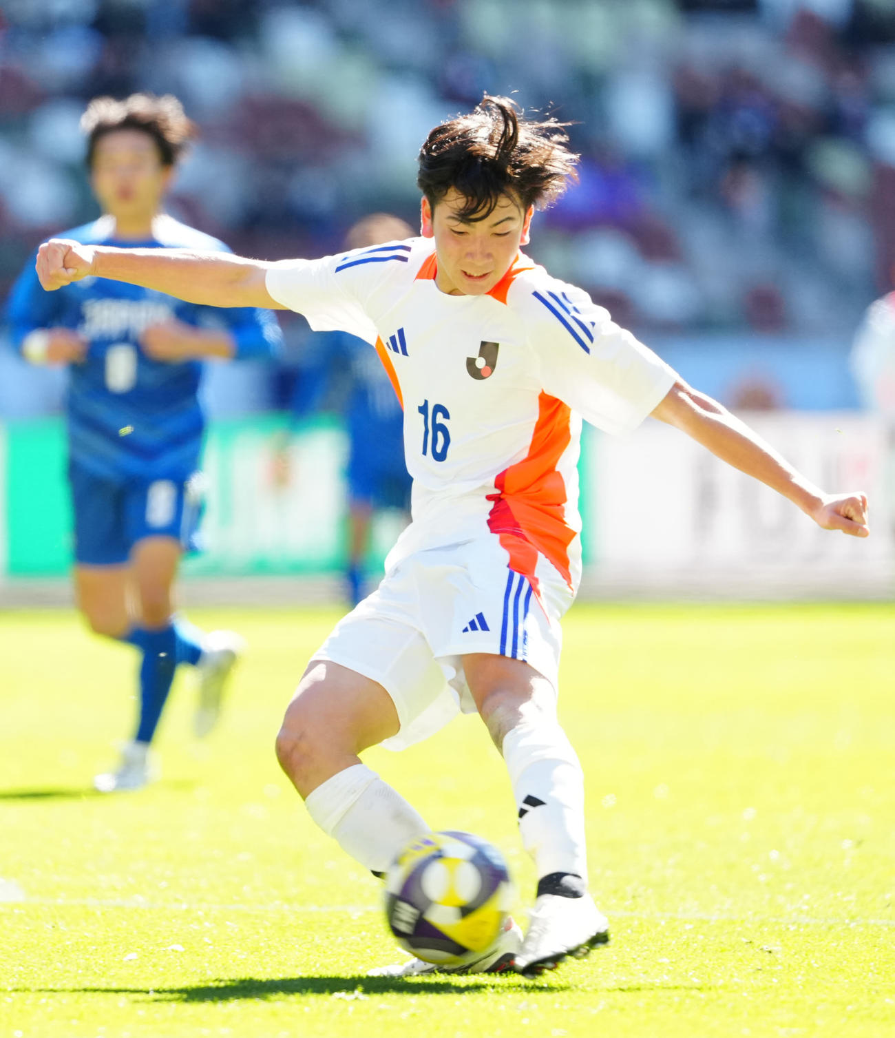 U－18Jリーグ選抜対日本高校サッカー選抜　後半、左足でゴールを決めるU－18Jリーグ選抜の長南（撮影・江口和貴）