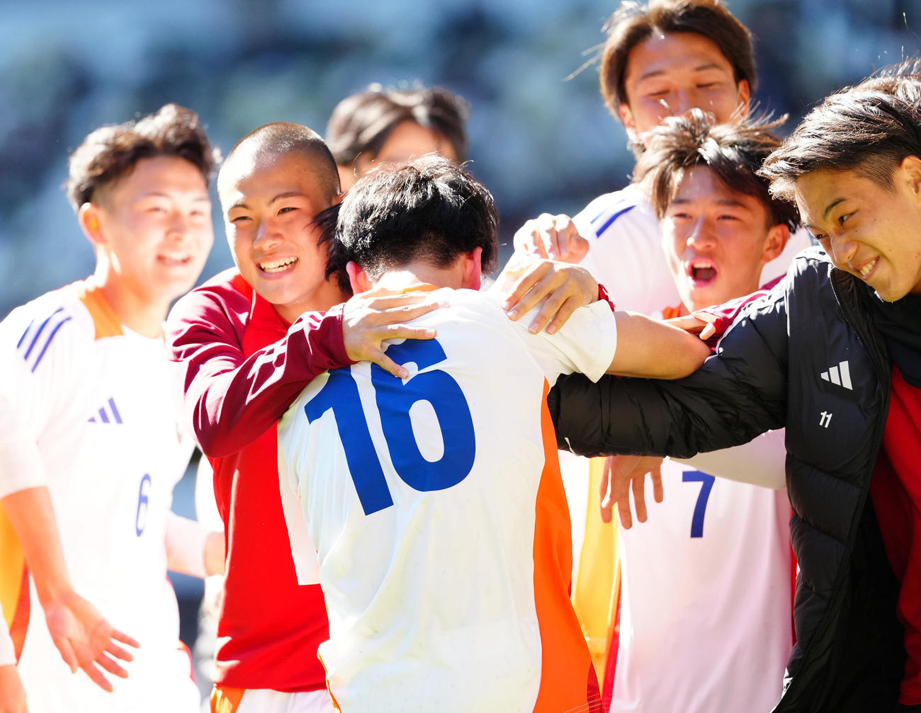 U－18Jリーグ選抜対日本高校サッカー選抜　後半、ゴールを決めU－18Jリーグ選抜の吉田（左から2人目）らに祝福される長南（撮影・江口和貴）
