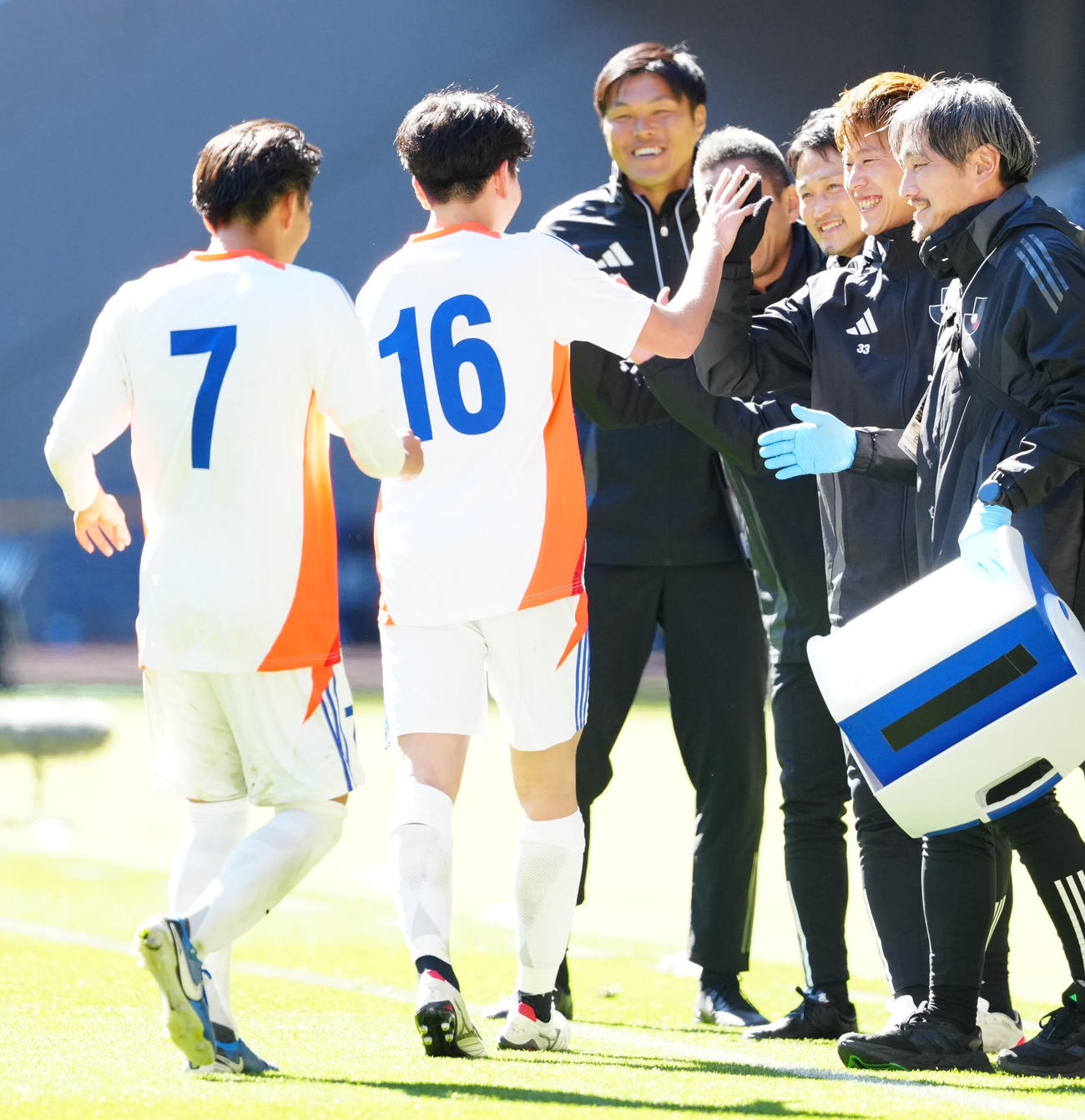 U－18Jリーグ選抜対日本高校サッカー選抜　後半、ゴールを決めたU－18Jリーグ選抜の長南（左から2人目）とタッチを交わす柿谷コーチ（右から2人目）（撮影・江口和貴）