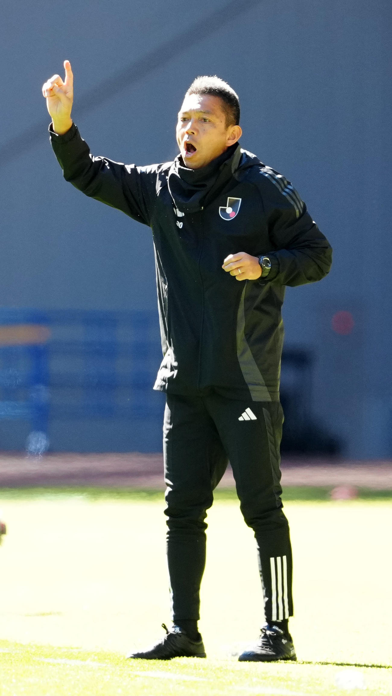 U－18Jリーグ選抜対日本高校サッカー選抜　後半、指示を出すU－18Jリーグ選抜の中村監督（撮影・江口和貴）