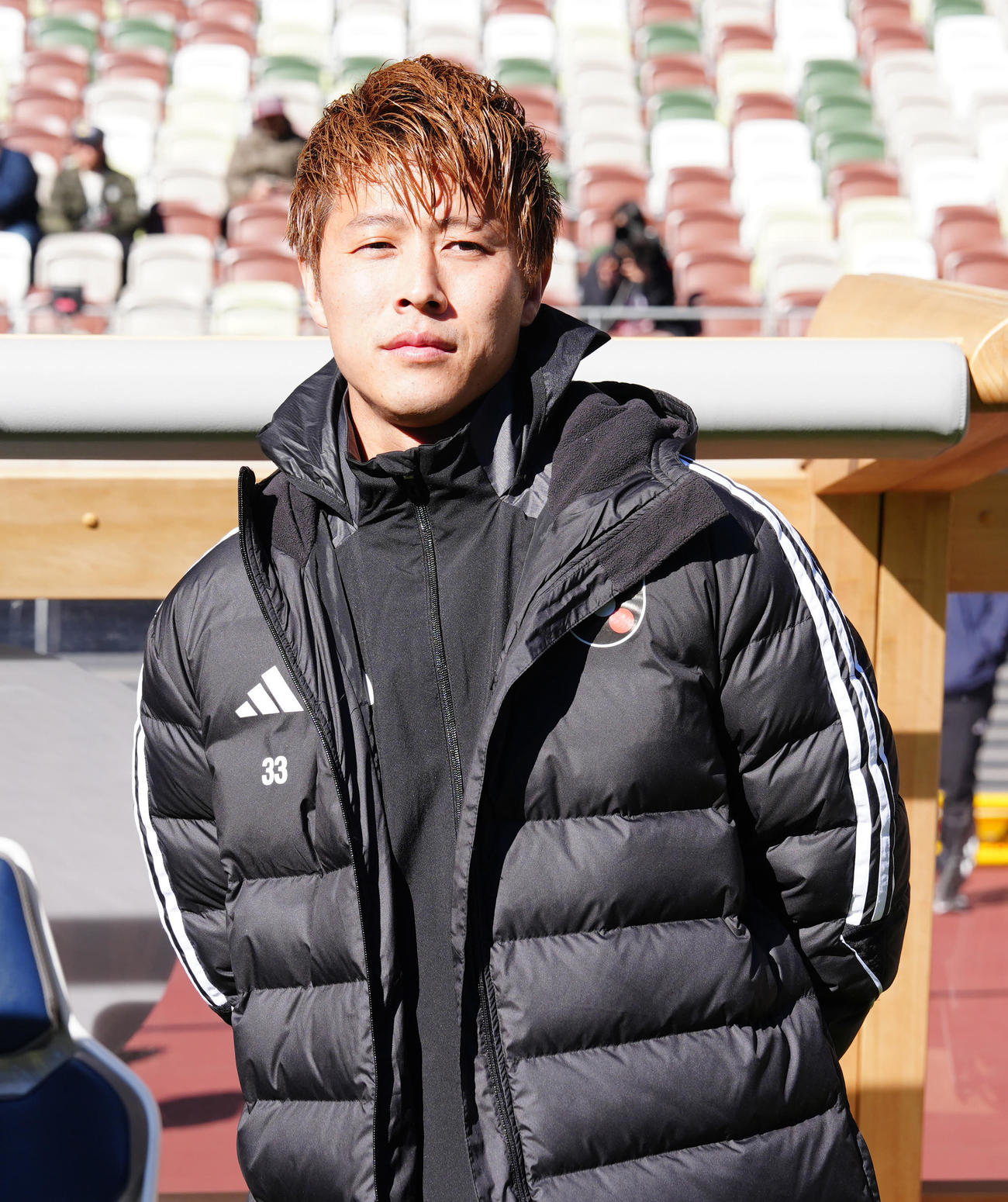U－18Jリーグ選抜対日本高校サッカー選抜　試合前、ベンチ前に立つU－18Jリーグ選抜の柿谷コーチ（撮影・江口和貴）