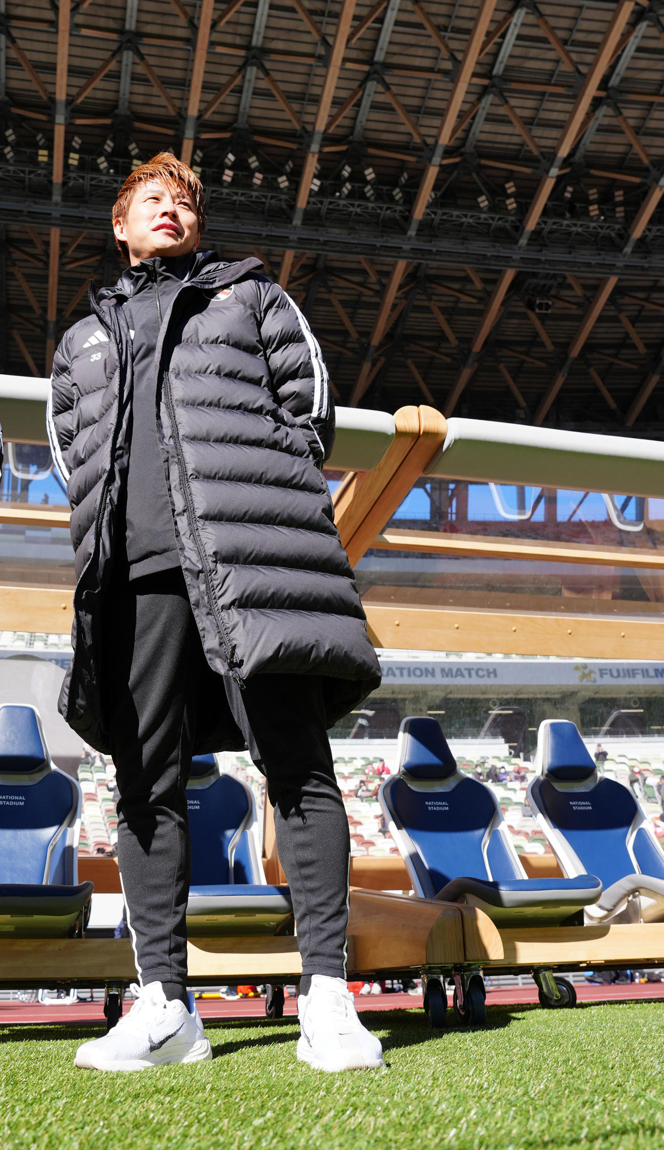 U－18Jリーグ選抜対日本高校サッカー選抜　試合前、ベンチ前に立つU－18Jリーグ選抜の柿谷コーチ（撮影・江口和貴）