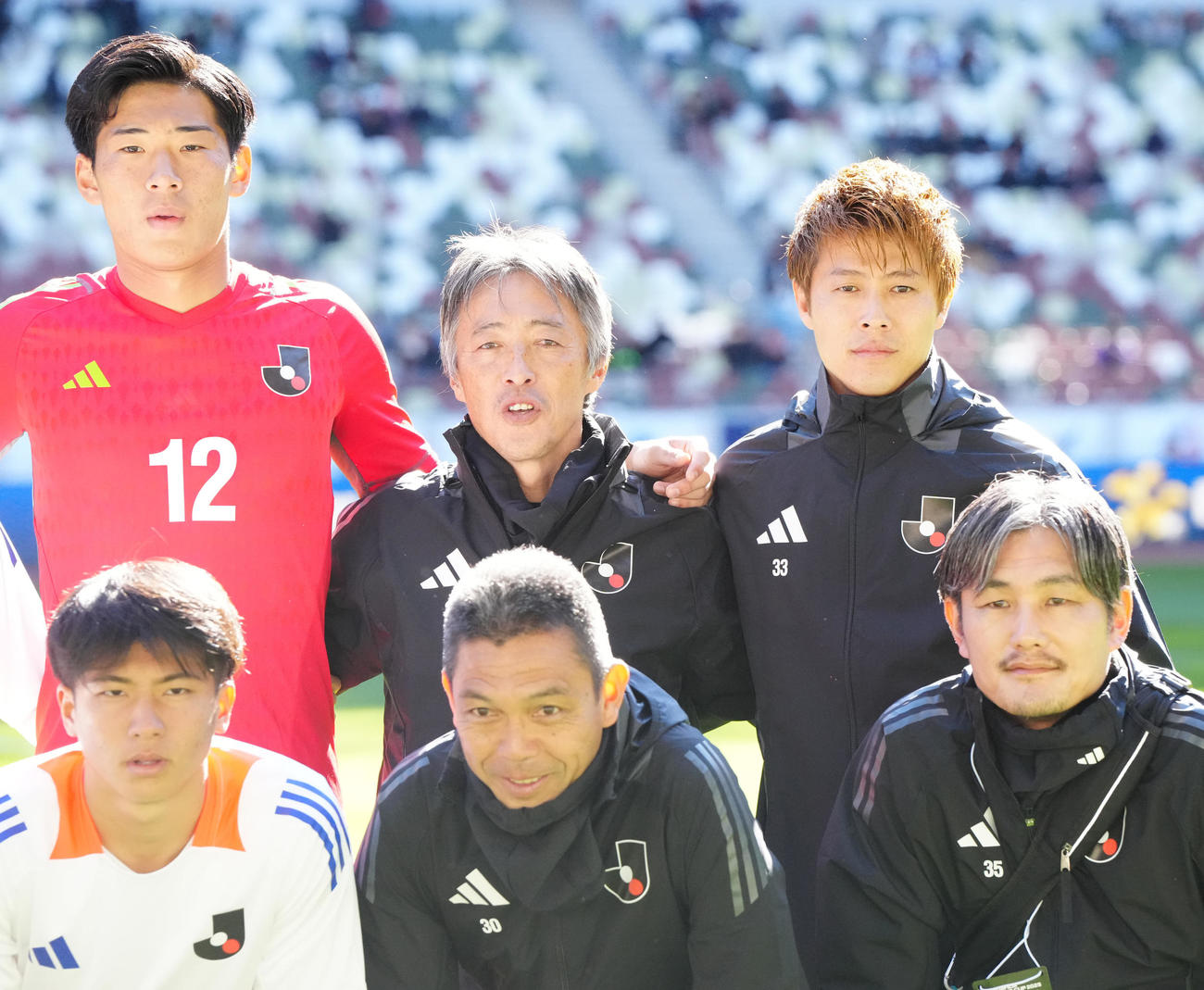 U－18Jリーグ選抜対日本高校サッカー選抜　試合前、U－18Jリーグ選抜の選手たちと写真に納まる柿谷コーチ（後方右）（撮影・江口和貴）