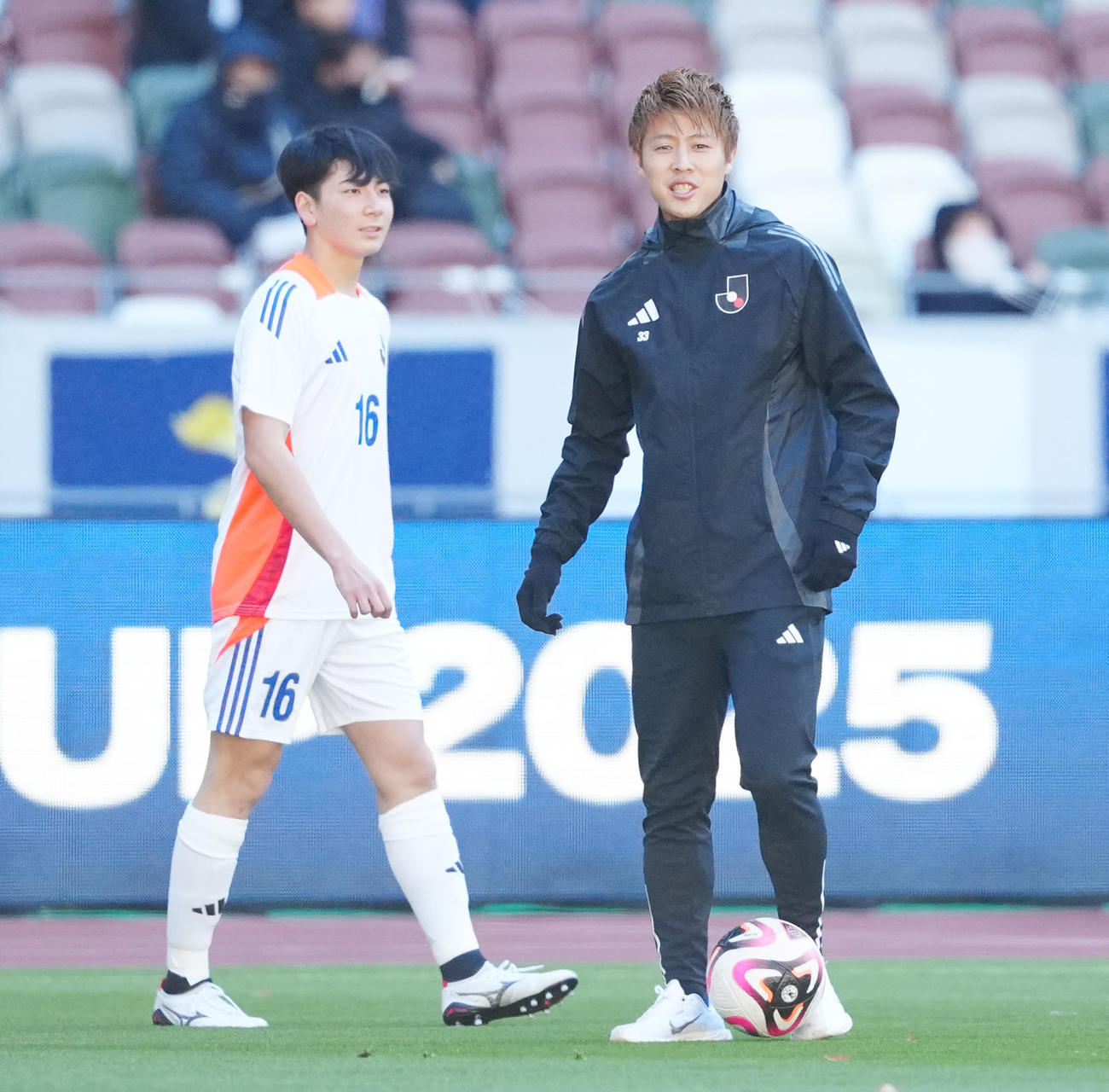 U－18Jリーグ選抜対日本高校サッカー選抜　試合開始前、ピッチに立つU－18Jリーグ選抜の柿谷コーチ（右）。左は長南（撮影・江口和貴）