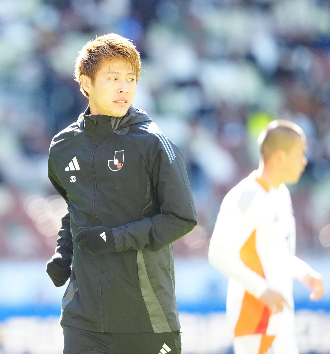 U－18Jリーグ選抜対日本高校サッカー選抜　試合開始前、ピッチに立つU－18Jリーグ選抜の柿谷コーチ（撮影・江口和貴）