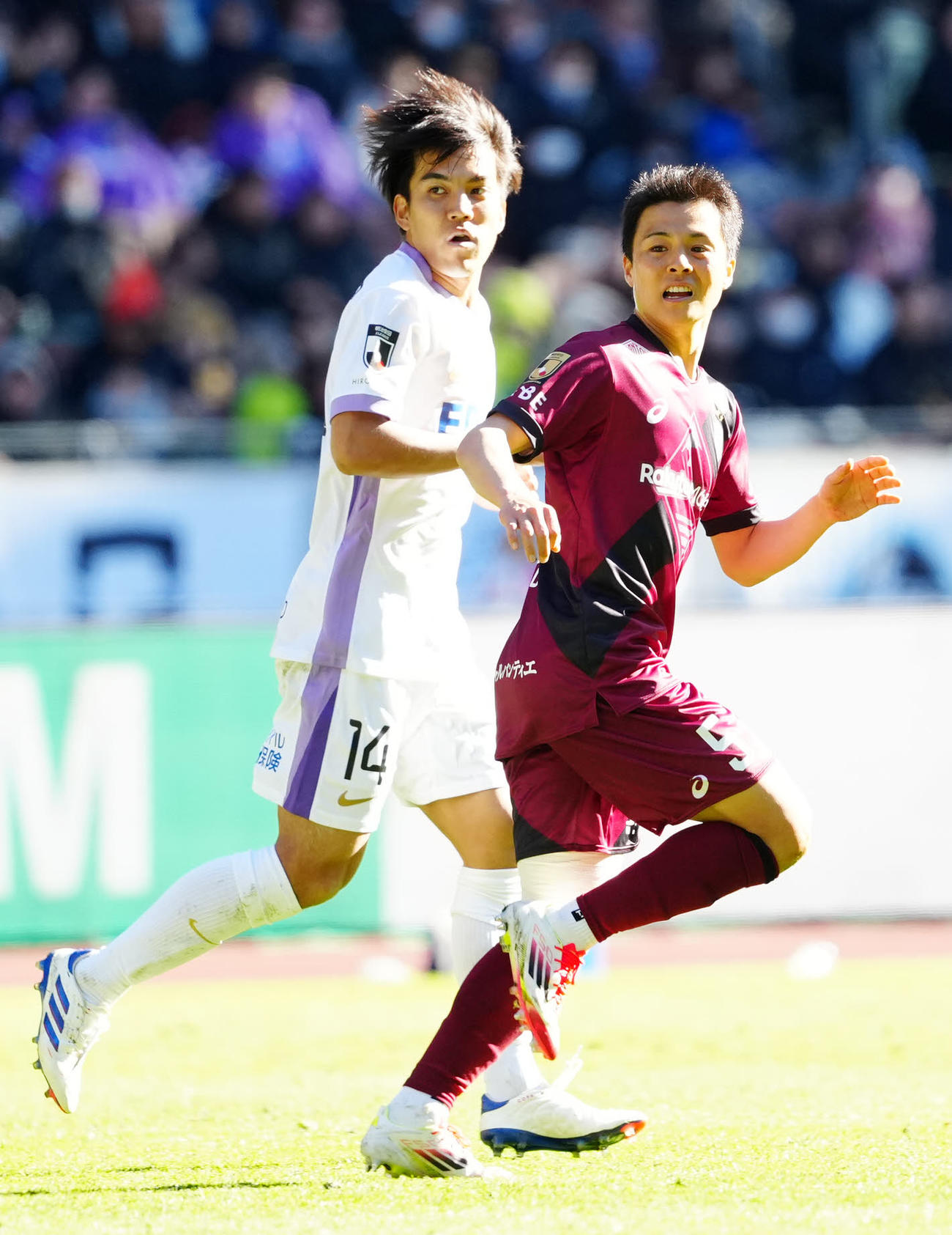 神戸対広島　前半に臨む神戸斉藤（右）と広島田中（撮影・江口和貴）
