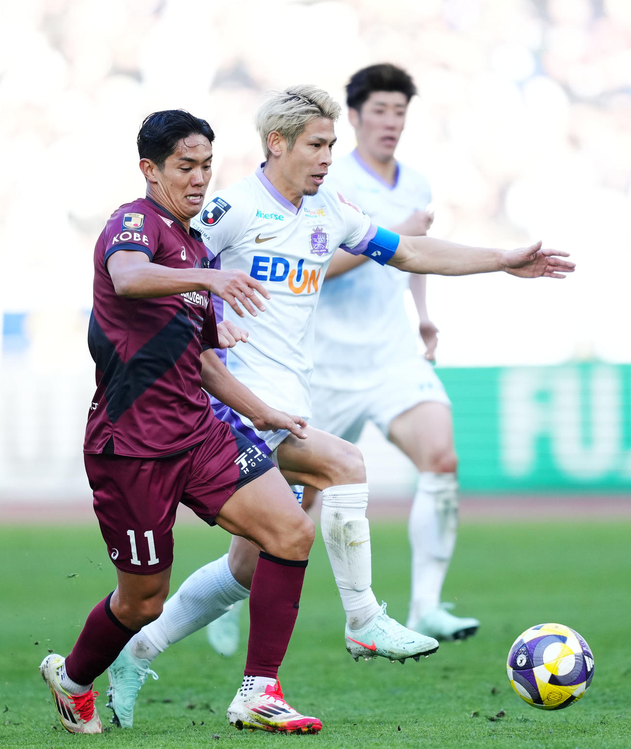 神戸対広島　後半、神戸武藤（左）を止める佐々木（撮影・横山健太）