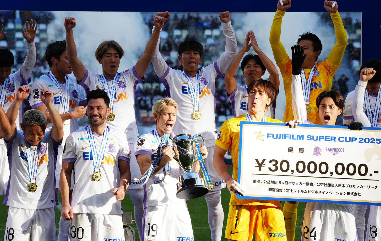 神戸対広島　スーパー杯を制し、歓喜する佐々木（前列中央）ら広島の選手たち（撮影・江口和貴）