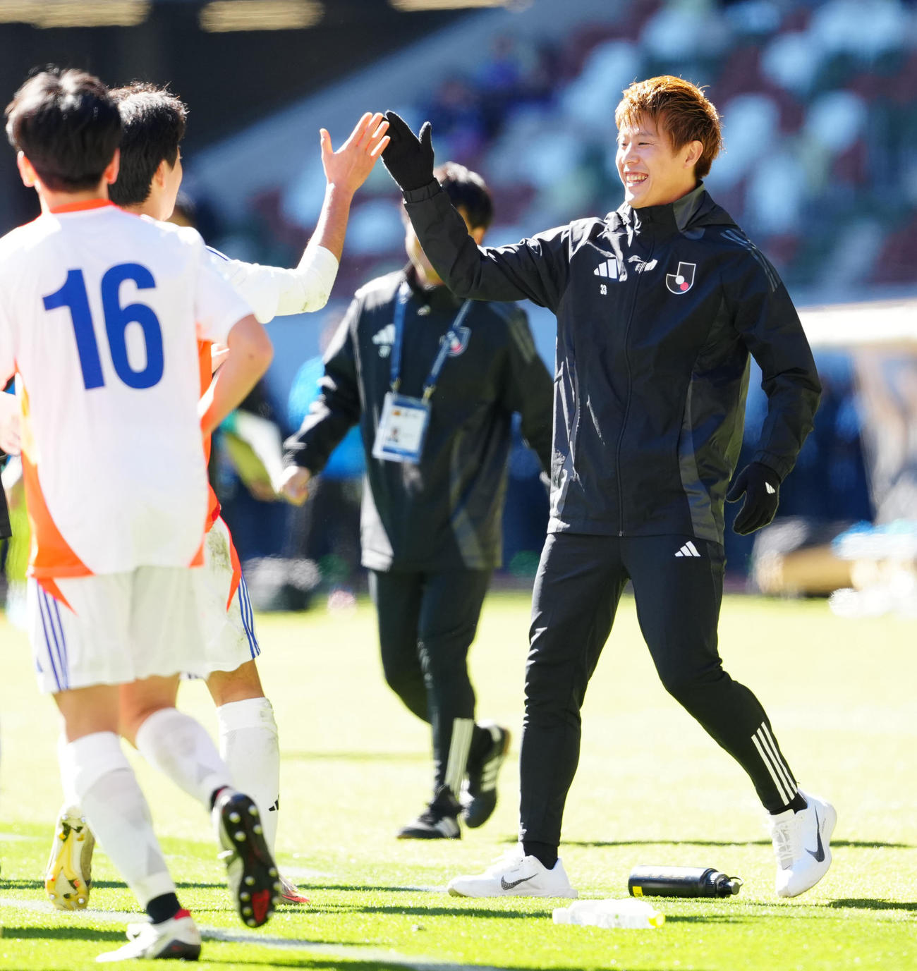 U－18Jリーグ選抜対日本高校サッカー選抜　後半、ゴールを決めたU－18Jリーグ選抜の林（左から2人目）とタッチを交わす柿谷コーチ（撮影・江口和貴）
