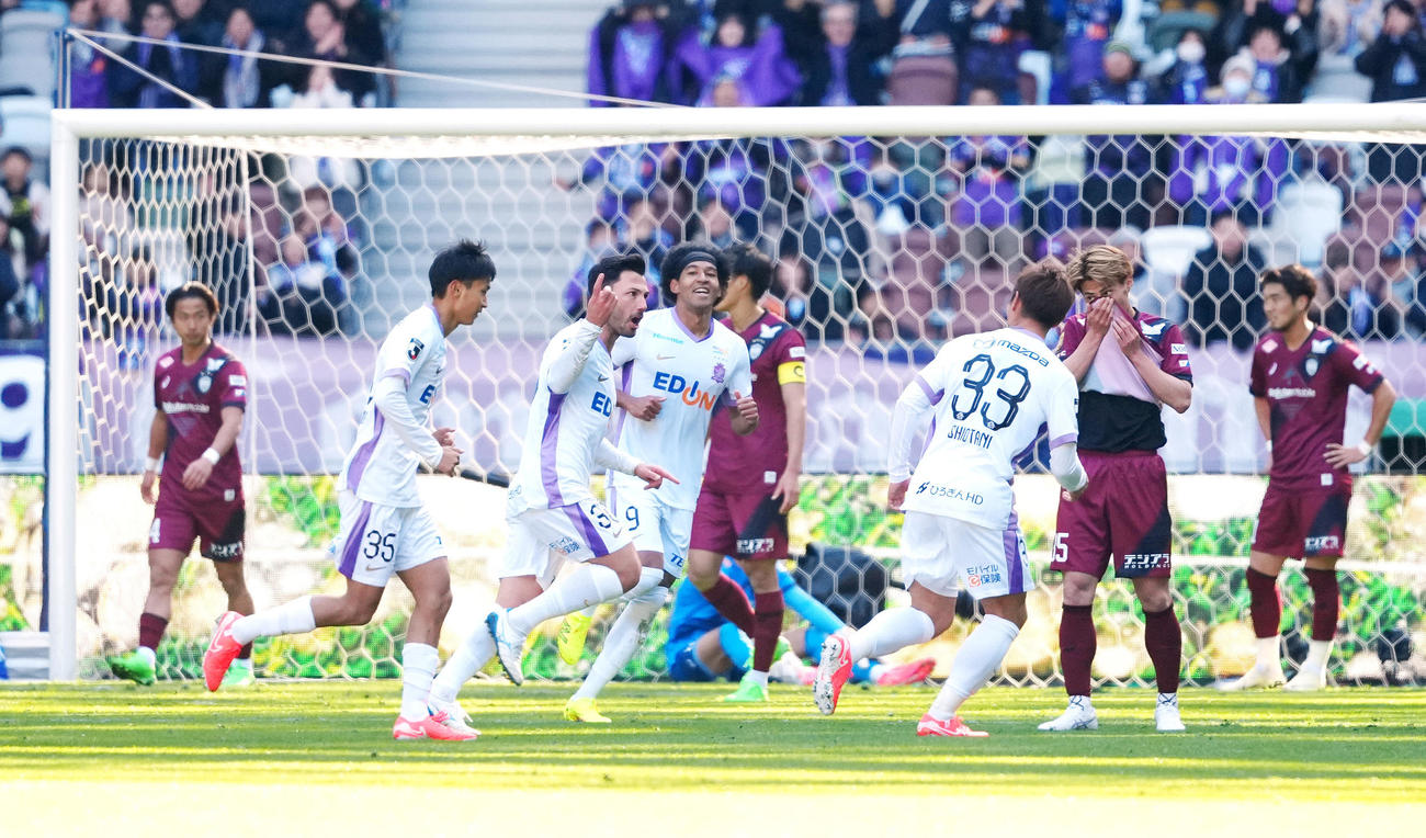 神戸対広島　前半、ヘディングで先制ゴールを決め喜ぶ広島アルスラン（左から3人目）（撮影・江口和貴）