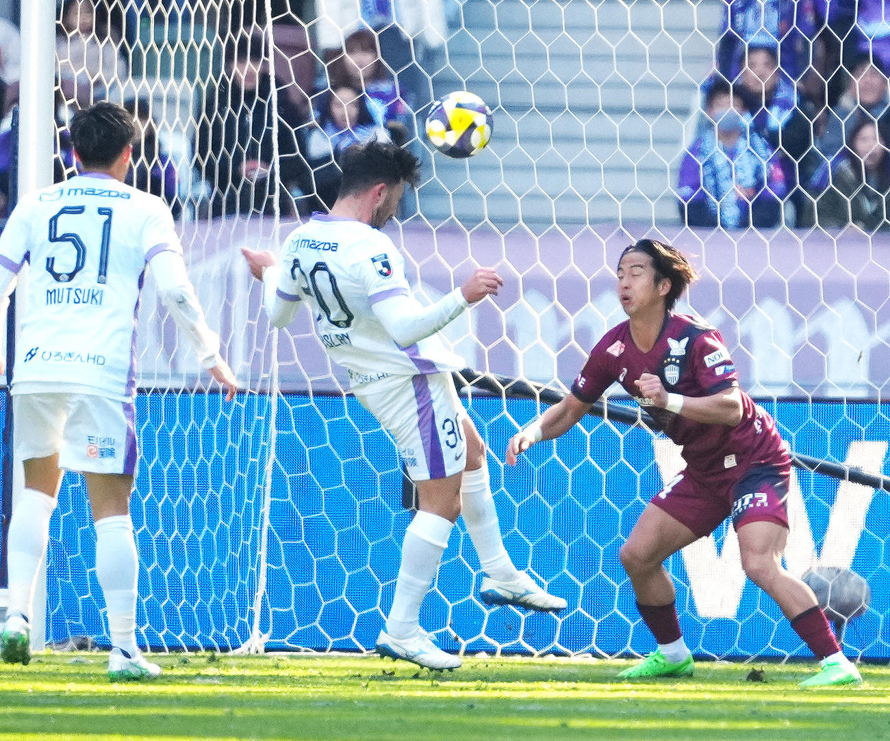 神戸対広島　前半、ヘディングで先制ゴールを決める広島アルスラン（中央）（撮影・江口和貴）