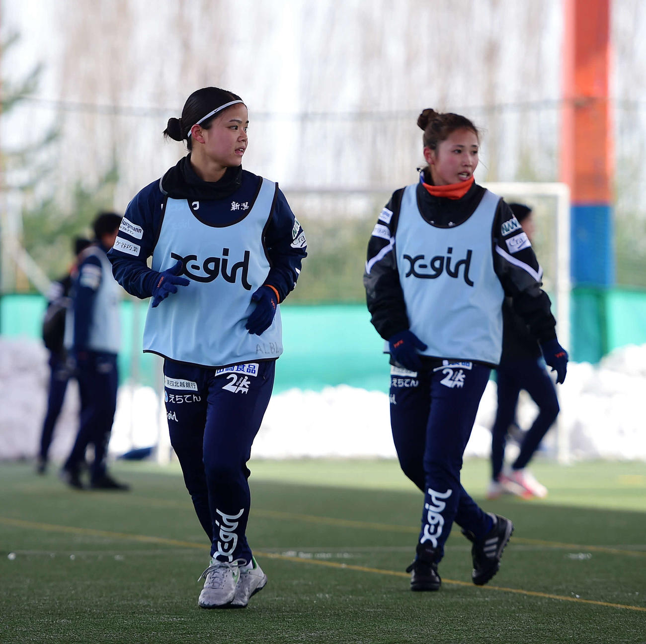 真剣な表情で練習に臨む新潟レディース山本（左）。右は滝川
