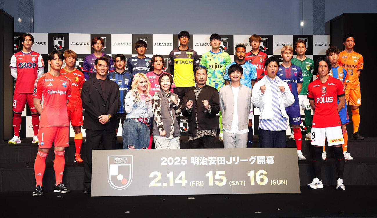 2025Jリーグ開幕イベントで写真に納まる選手たち。前列左から町田GK谷、槙野智章さん、エルフ荒川、はる、パンサーの菅良太郎、向井慧、尾形貴弘、浦和原口、中列左から名古屋永井、G大阪名和田、C大阪登里、横浜FC鈴木、FC東京橋本、新潟谷口、後列左から岡山江坂、京都福田、福岡金森、柏古賀、湘南鈴木、鹿島濃野、東京V森田、清水北川（撮影・江口和貴）