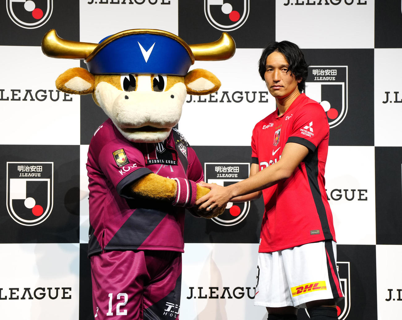 2025Jリーグ開幕イベントで握手を交わす神戸モーヴィ（左）と浦和原口（撮影・江口和貴）