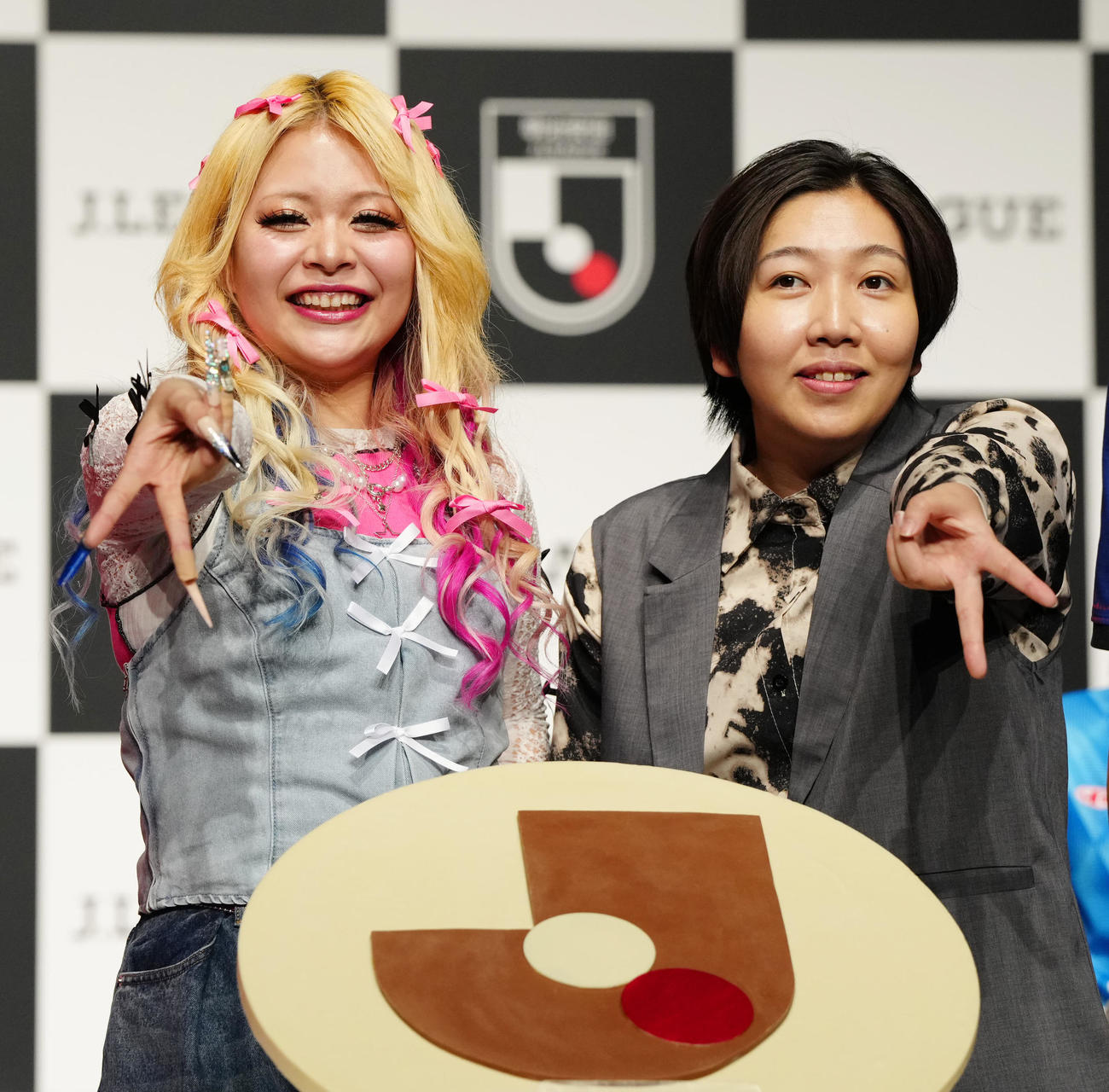 2025Jリーグ開幕イベントに臨むエルフの荒川（左）、はる（撮影・江口和貴）