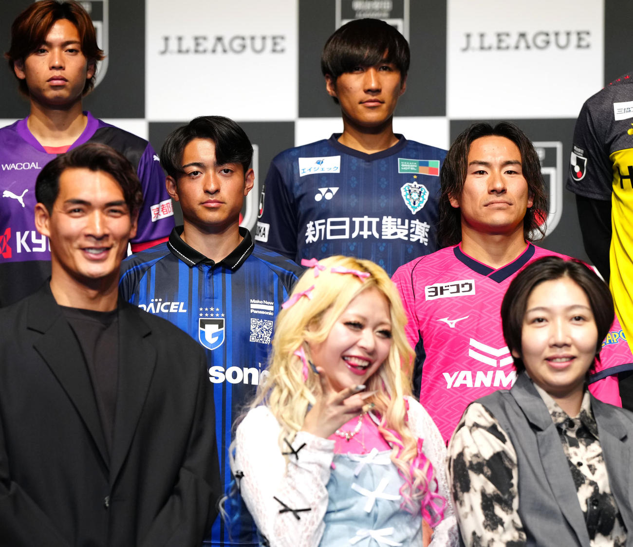 2025Jリーグ開幕イベントで写真に納まるG大阪名和田（中列左）とC大阪登里（同右）（撮影・江口和貴）