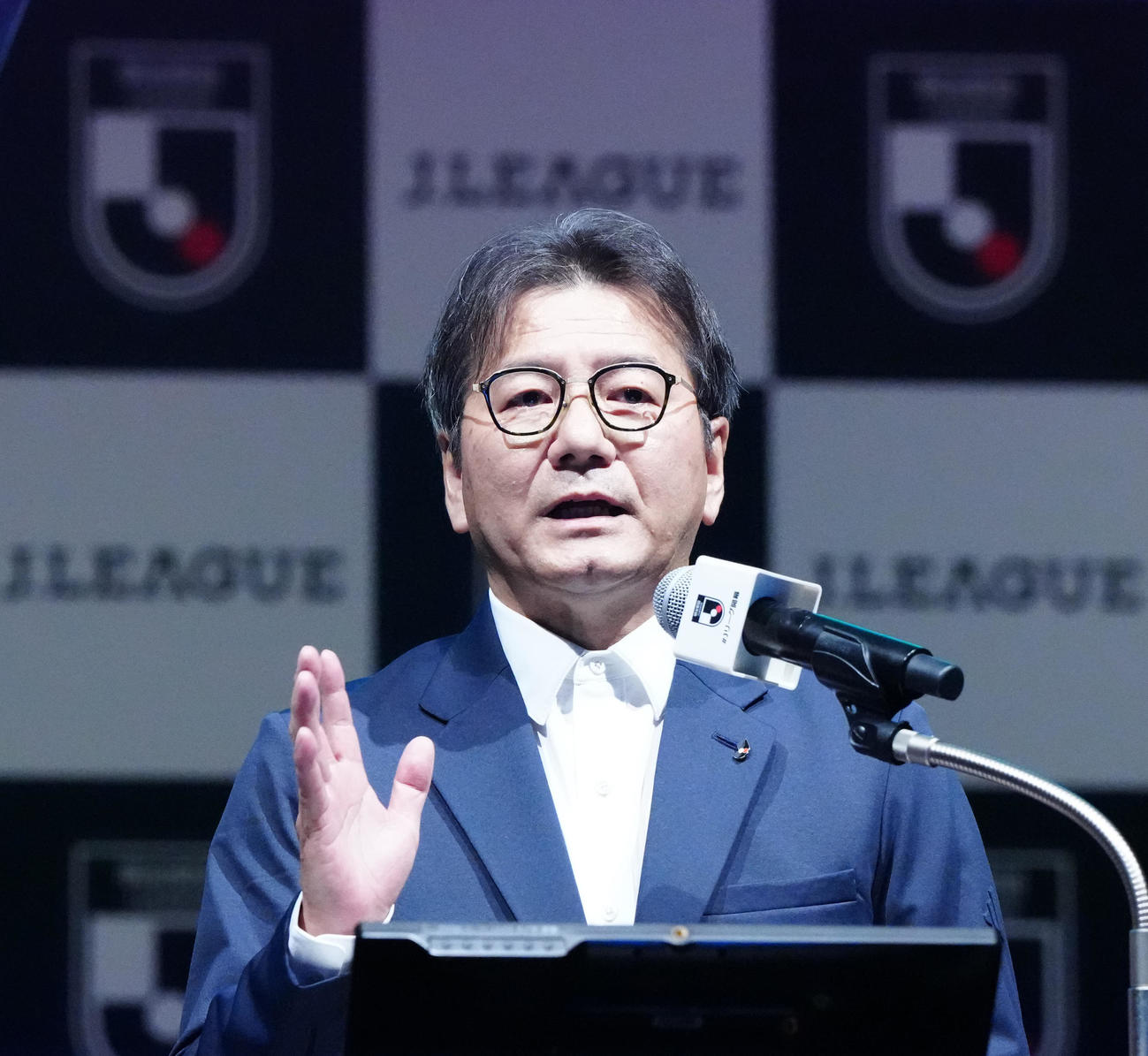 2025Jリーグ開幕イベントでプレゼンテーションする野々村チェアマン（撮影・江口和貴）