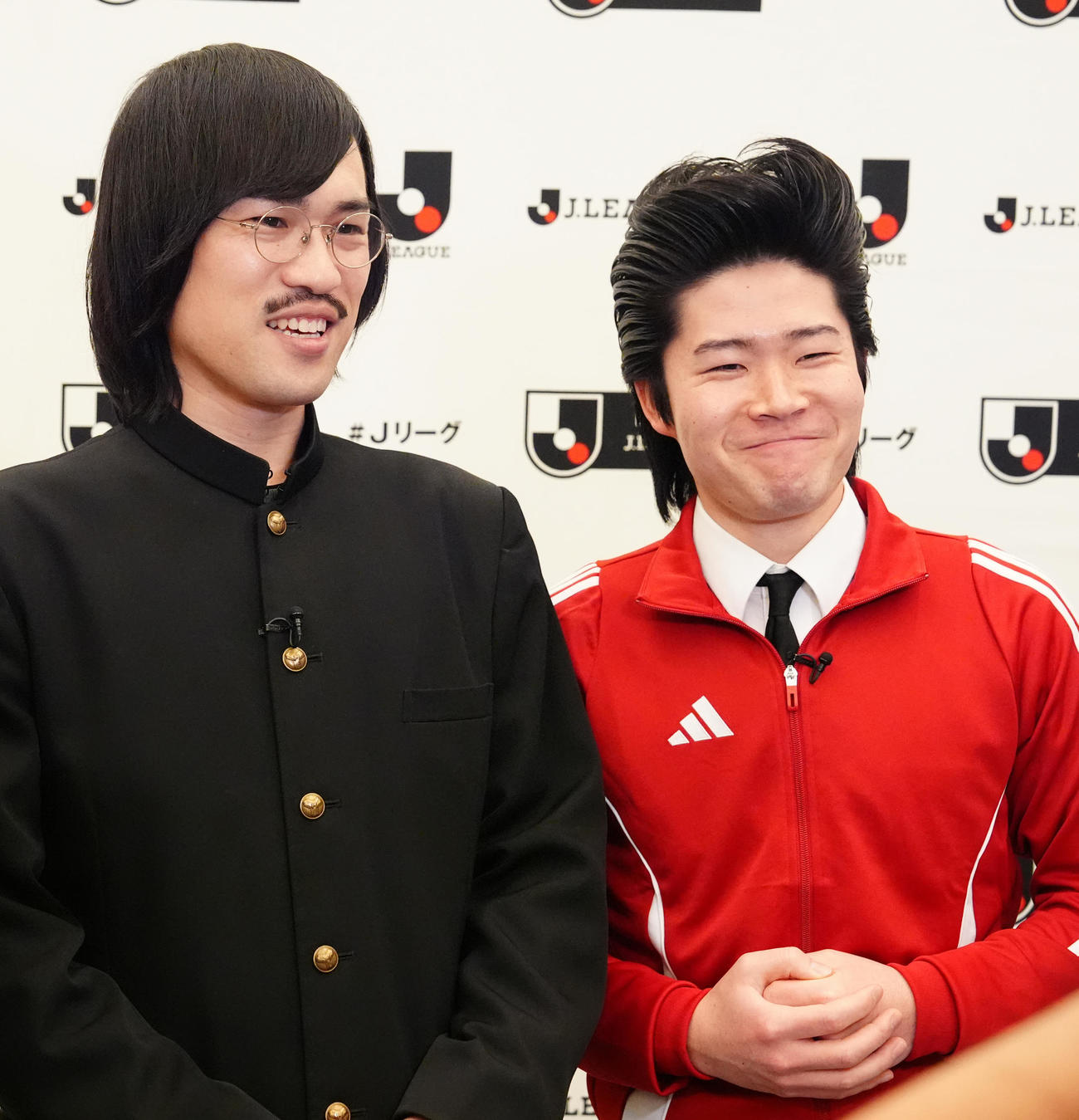 2025Jリーグ開幕イベントを取材する芸人のジョックロック。左は福本ユウショウ、右はゆうじろー（撮影・江口和貴）