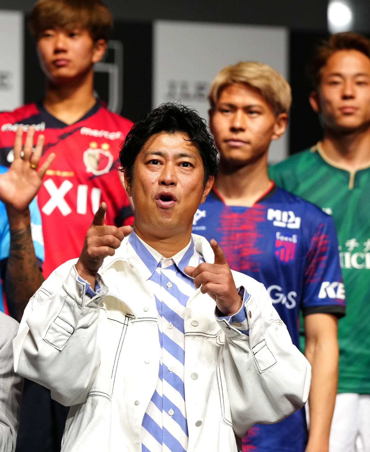 2025Jリーグ開幕イベントで選手たちと写真に納まるパンサーの尾形貴弘（撮影・江口和貴）