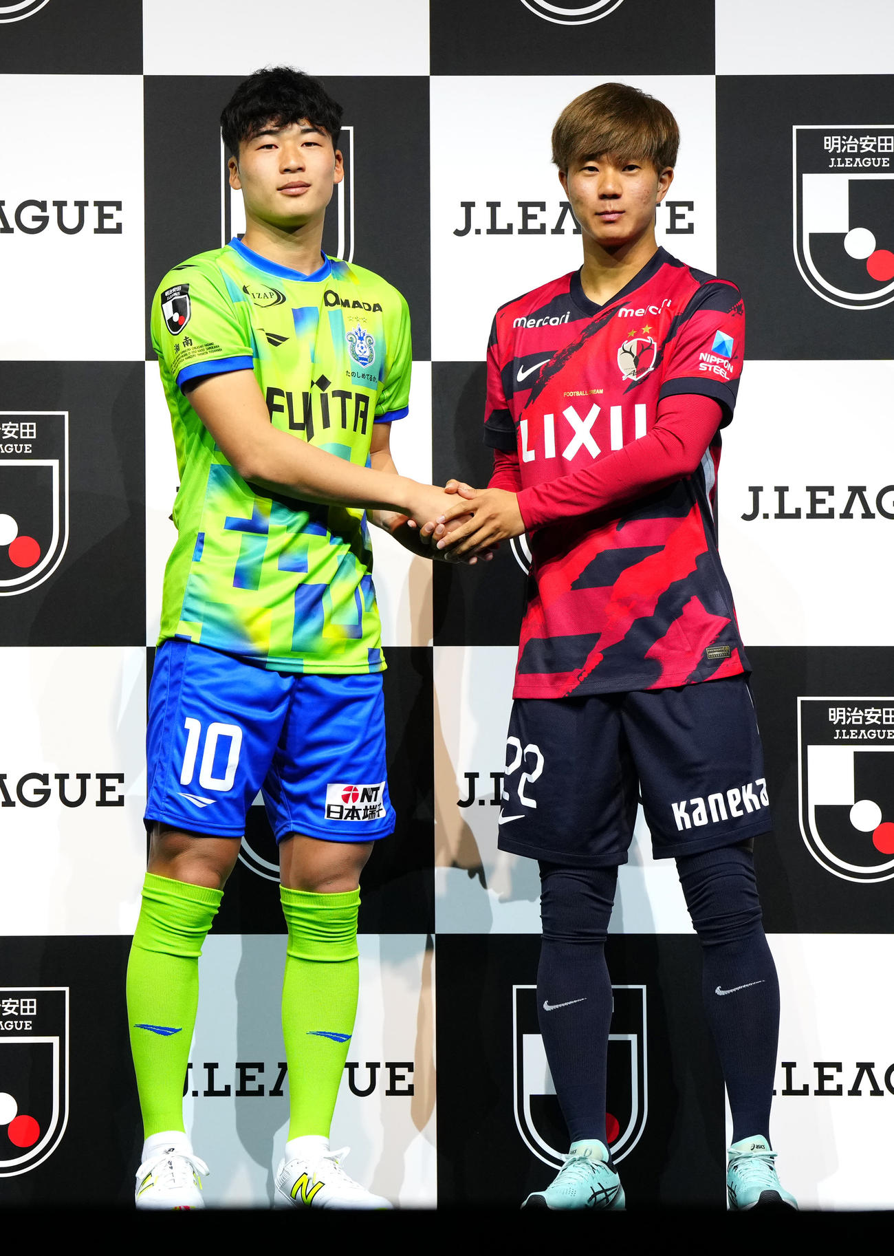 2025Jリーグ開幕イベントで握手を交わす湘南鈴木（左）と鹿島濃野（撮影・江口和貴）
