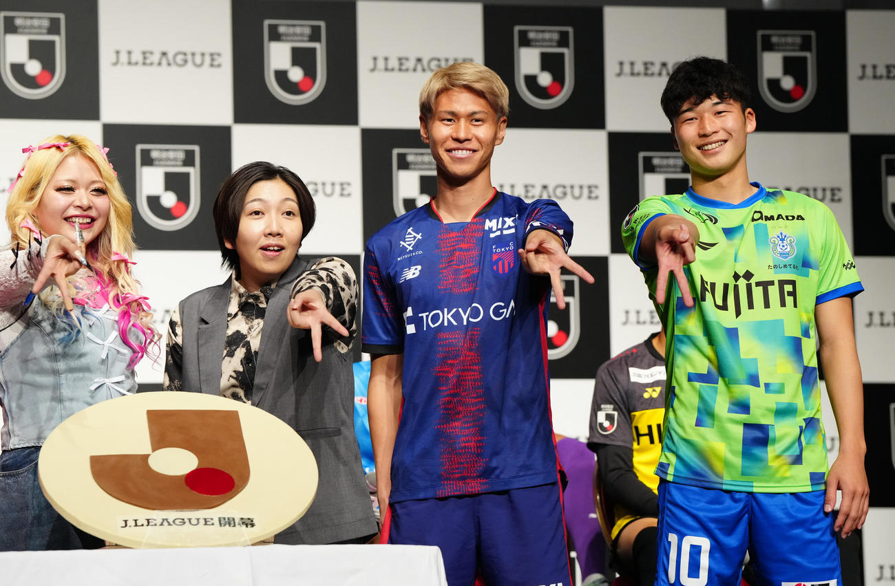 2025Jリーグ開幕イベントで写真に納まる、左からエルフの荒川、はる、東京橋本、湘南鈴木（撮影・江口和貴）