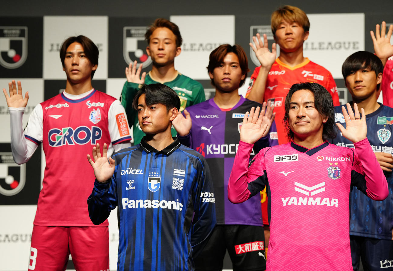 2025Jリーグ開幕イベントで写真に納まるG大阪名和田（手前左）とC大阪登里（同右）ら（撮影・江口和貴）