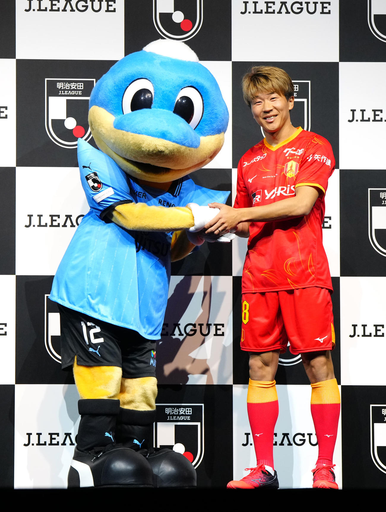 2025Jリーグ開幕イベントで握手を交わす川崎Fふろん太（左）と名古屋永井（撮影・江口和貴）