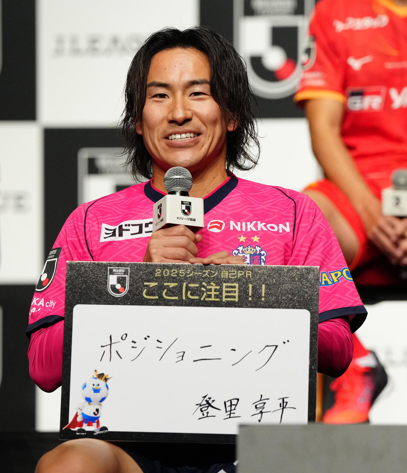 2025Jリーグ開幕イベントで自己PRするC大阪登里（撮影・江口和貴）