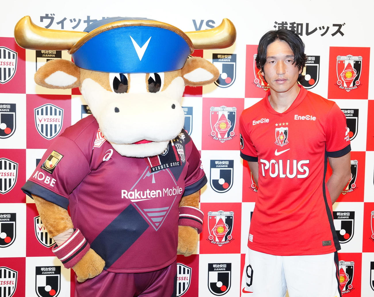2025Jリーグ開幕イベント後、写真に納まる浦和原口（右）と神戸のモーヴィ（撮影・江口和貴）